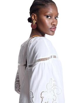 Alba Conde Blusa Blanca detalles calados
