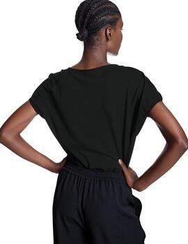 Alba Conde Camiseta Negra con aplique en hombro