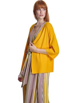 Alba Conde Chaqueta de punto amarilla