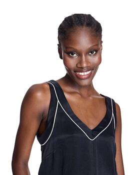 Alba Conde Top Negro escote pico