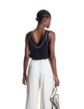 Alba Conde Top Negro escote pico