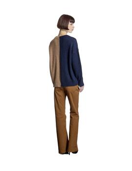 Alba Conde Jersey bicolor Camel y azul marino