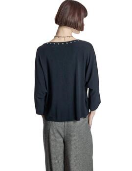 Alba Conde Jersey Negro con ojales metálicos