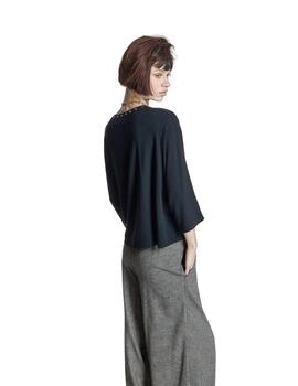 Alba Conde Jersey Negro con ojales metálicos