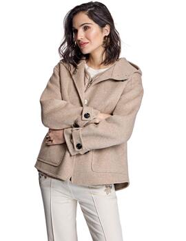 Alba Conde conjunto Chaquetón y Chaleco beige