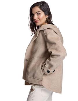Alba Conde conjunto Chaquetón y Chaleco beige