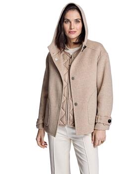 Alba Conde conjunto Chaquetón y Chaleco beige